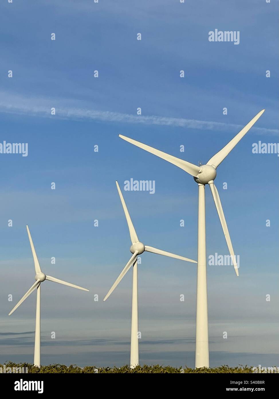 Windturbinen, die nachhaltigen Strom erzeugen - Smartphone-aufgenommenes Stockfoto