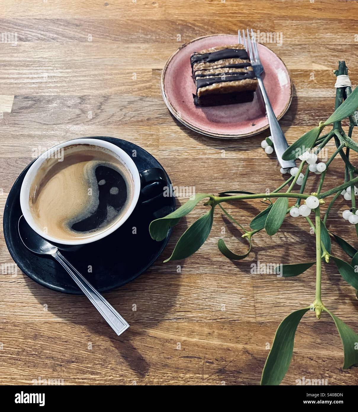 Romantische Kaffee- und Kuchenspezialitäten. Stockfoto