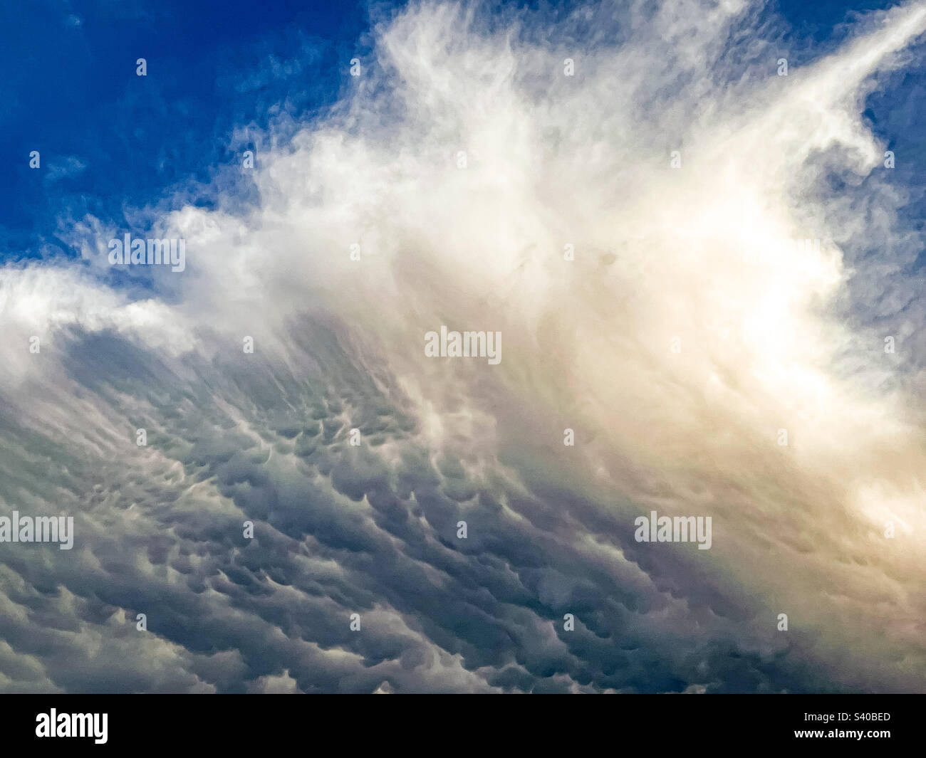 Seltsame Wolkenformation. Stockfoto