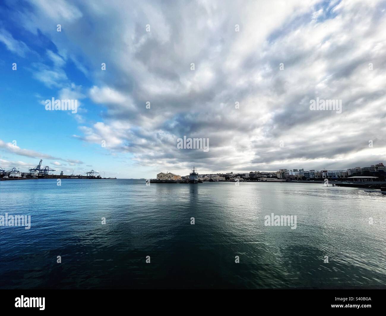 Hafen von Las Palmas, Gran Canaria - PUERTO DE LAS PALMAS - Wolken und ruhiges Meer - Smartphone-aufgenommenes Stockfoto