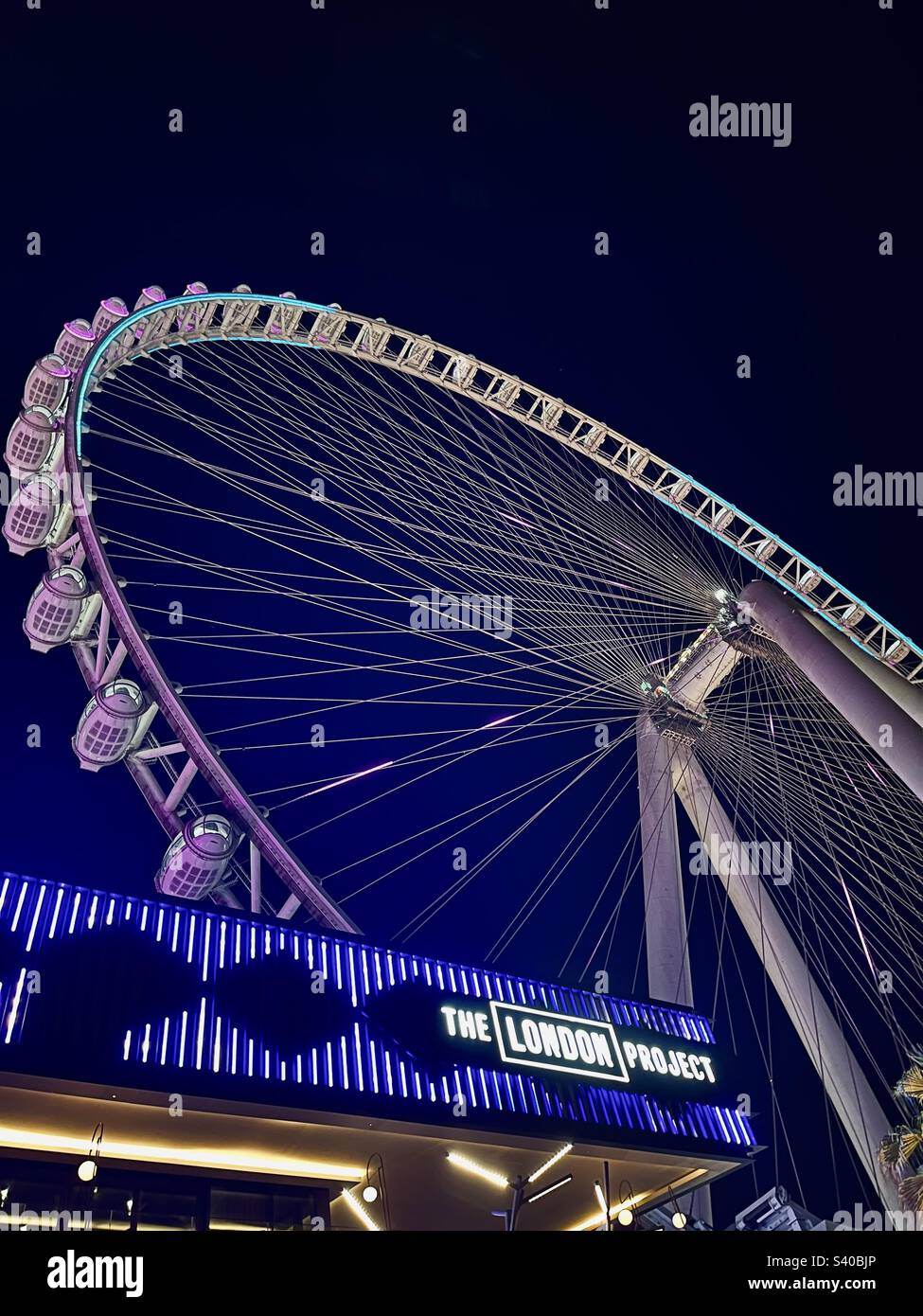 Farbenfrohes Ain Dubai bei Nacht. Blick von Bluewaters Island. Stockfoto