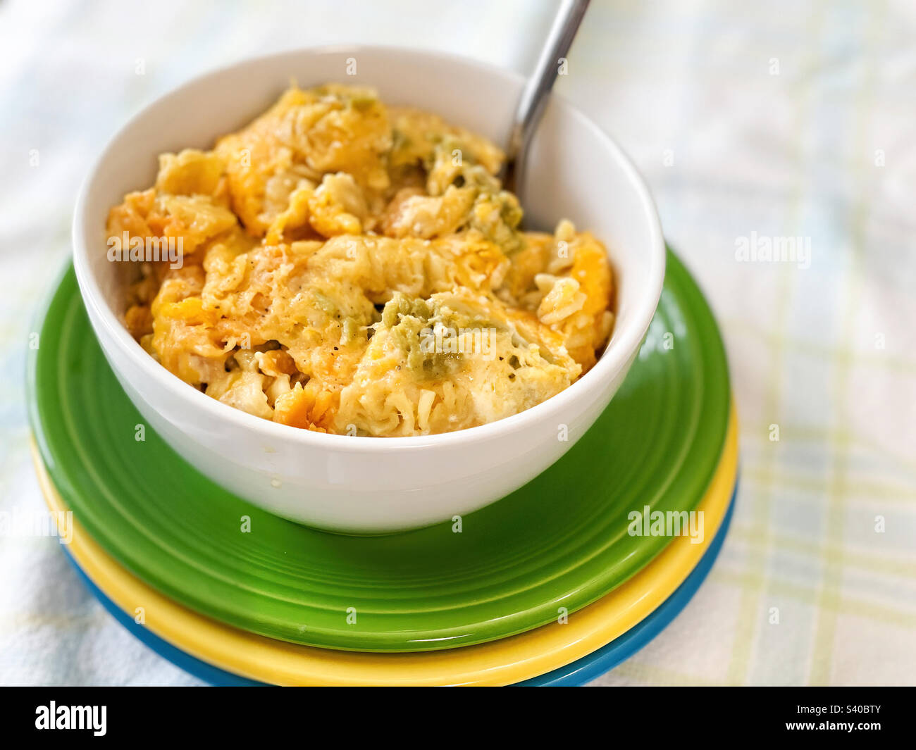 Hausgemachte Makkaroni und Käse mit dreifarbigen Rotini-Nudeln. Stockfoto