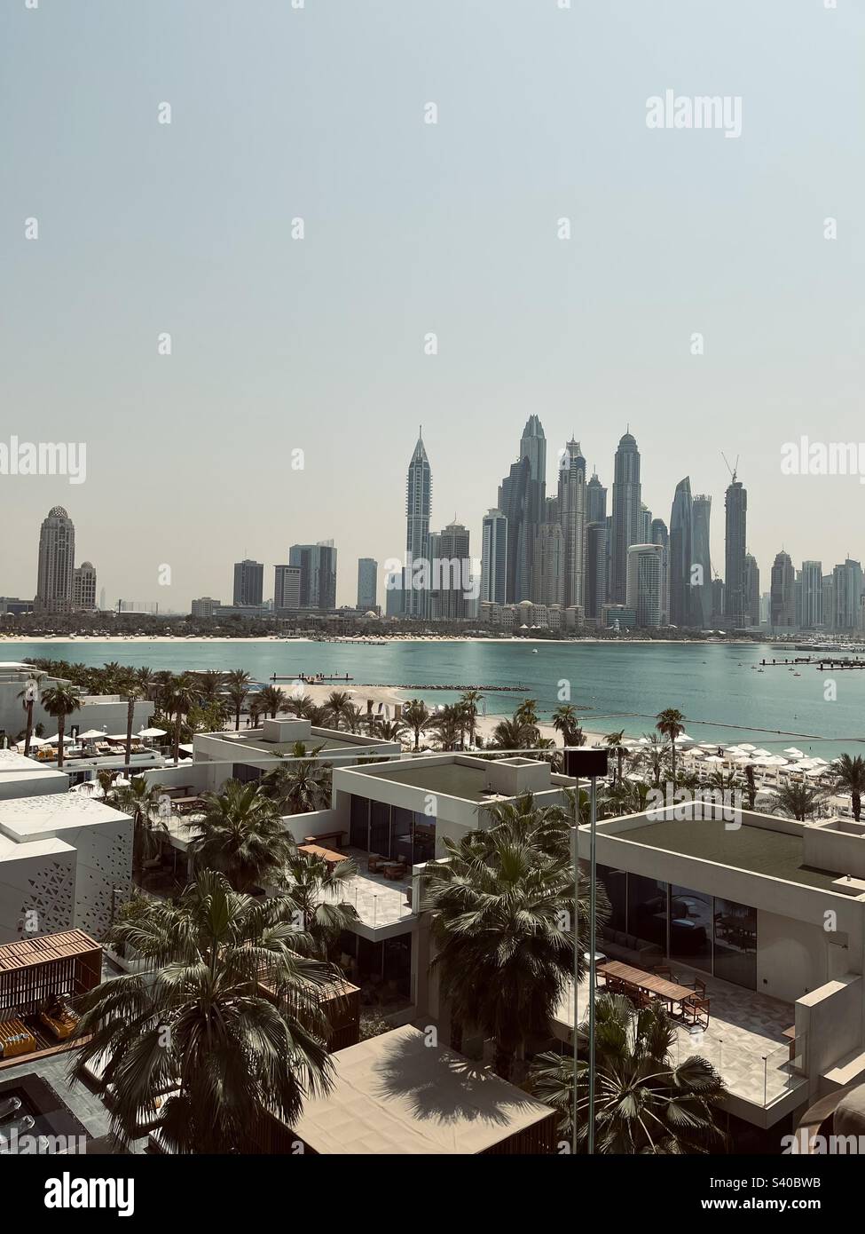 Skyline von Dubai, Vereinigte Arabische Emirate. Der Blick auf die Skyline der Dubai Marina wurde von Palm Island aufgenommen. - Smartphone-aufgenommenes Stockfoto