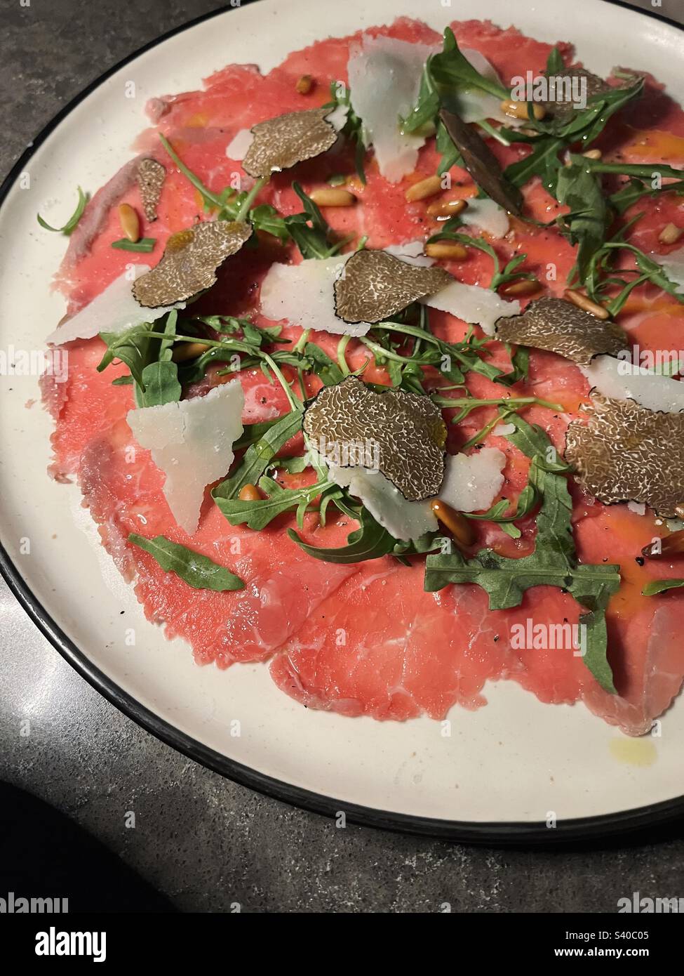 Rindercarpaccio mit Trüffel und Parmesan Stockfoto