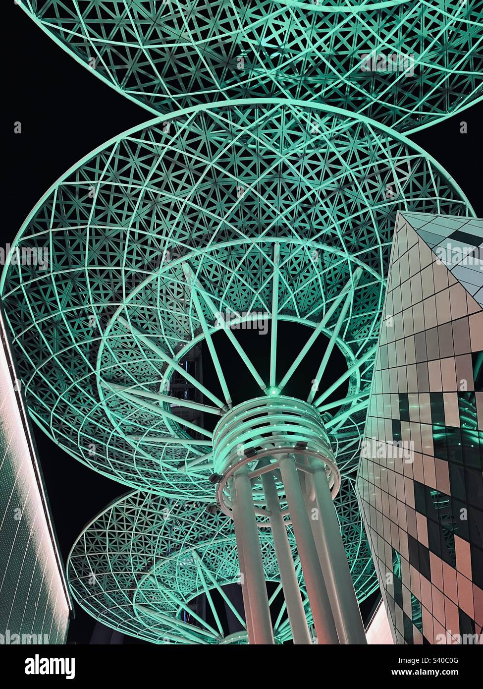 Futuristische Stadt mit Neonblau - Bluewaters Island, Dubai, Vereinigte Arabische Emirate - Smartphone-aufgenommenes Stockfoto