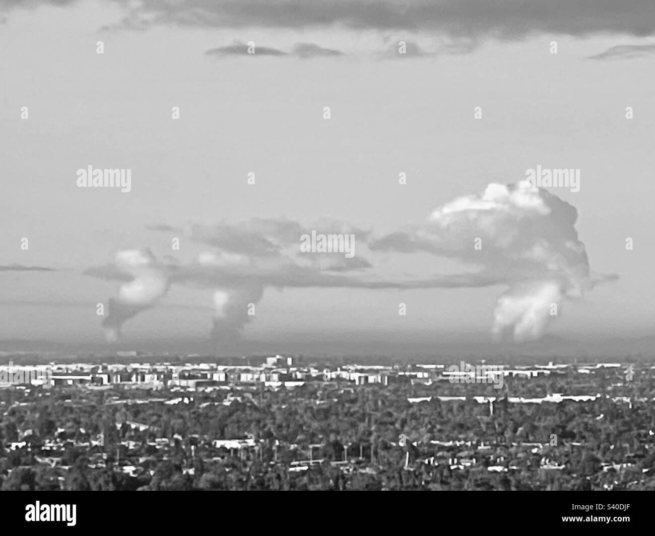 An einem kalten Wintermorgen bilden sich über Phoenix Arizona Wolken aus der Atomenergie, die von den Wanderwegen des Phoenix Mountain Preserve aus gesehen werden. Stockfoto