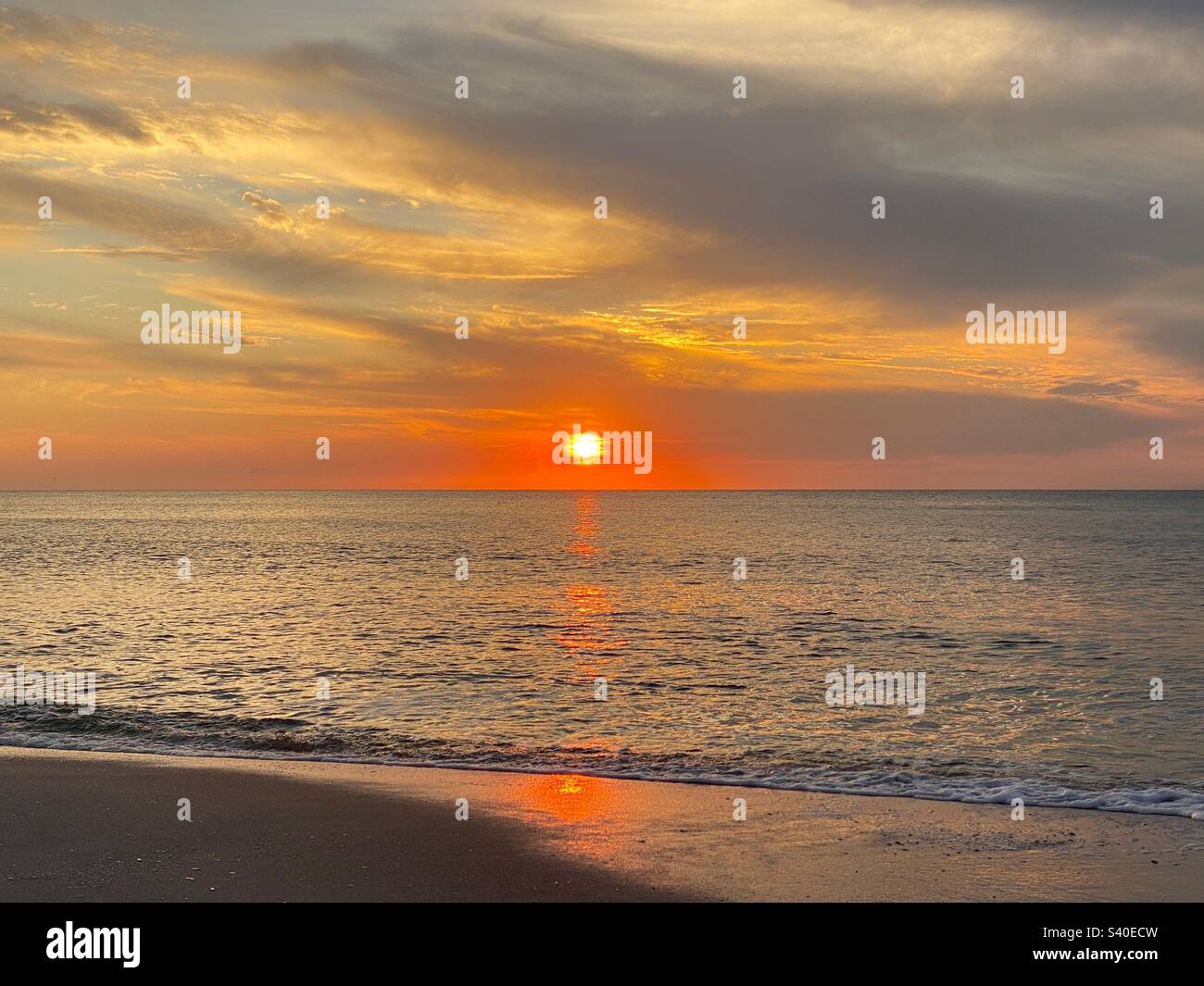 Sonnenuntergang über dem Golf von Mexiko in Naples, Florida. Stockfoto