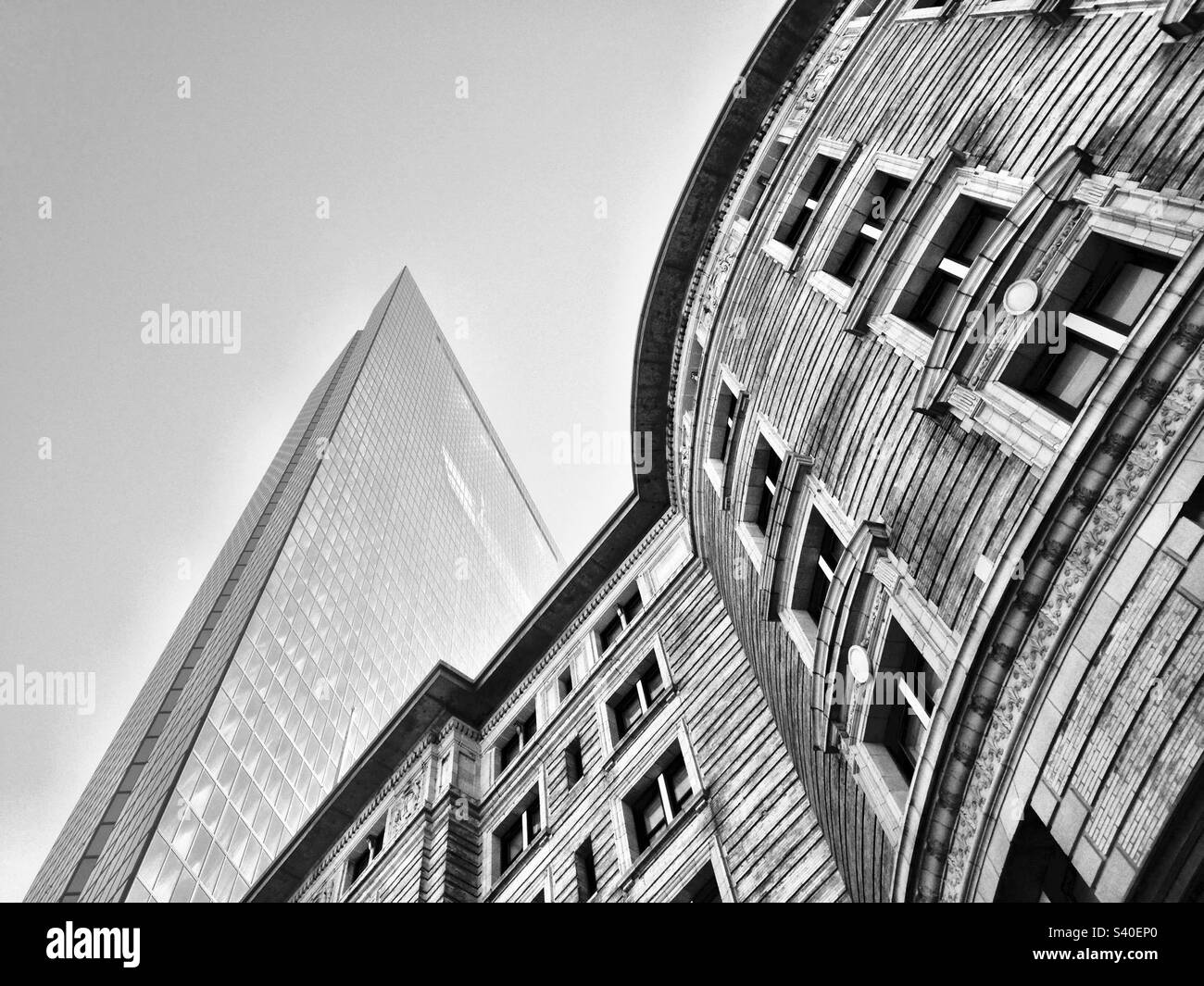 Alt trifft neu. Kontrastierende Architektur in Boston, Massachusetts, USA. Das moderne hohe Gebäude ist der John Hancock Tower. Schwarzweißfoto. Stockfoto