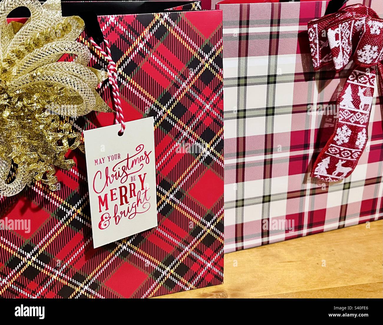 Weihnachtsgeschenke in Tartan-Taschen Stockfoto