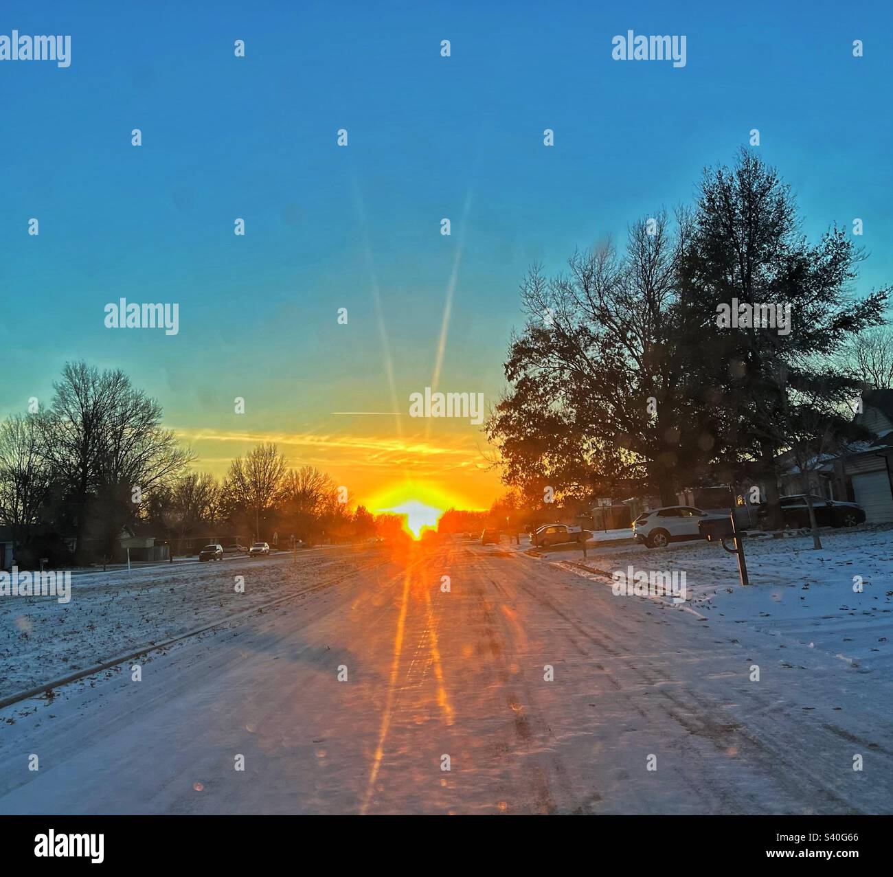 Wintersonnenwende Fahrzeit in den Sonnenuntergang im Dezember. Stockfoto