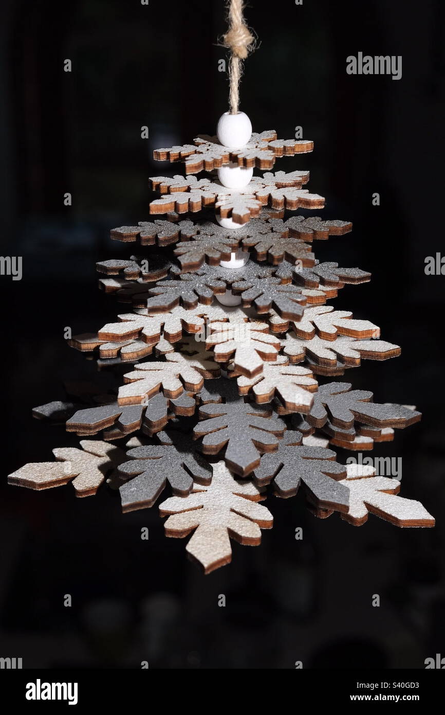 Weihnachtsbaumschmuck vor schwarzem Hintergrund - Smartphone-aufgenommenes Stockfoto
