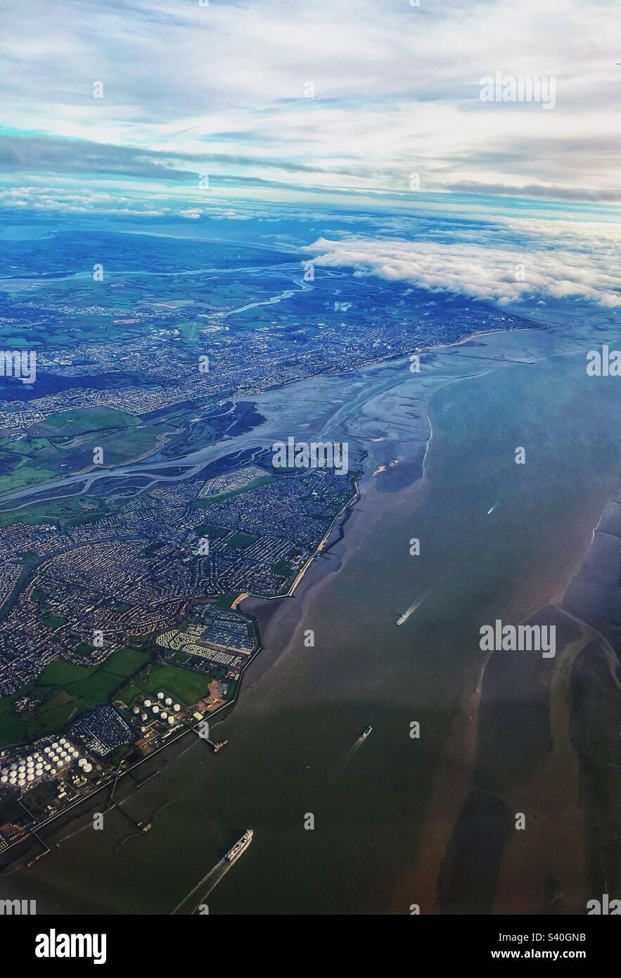 Flussmündung der Themse mit Coryton und Bach aus der Luft – Essex UK Stockfoto