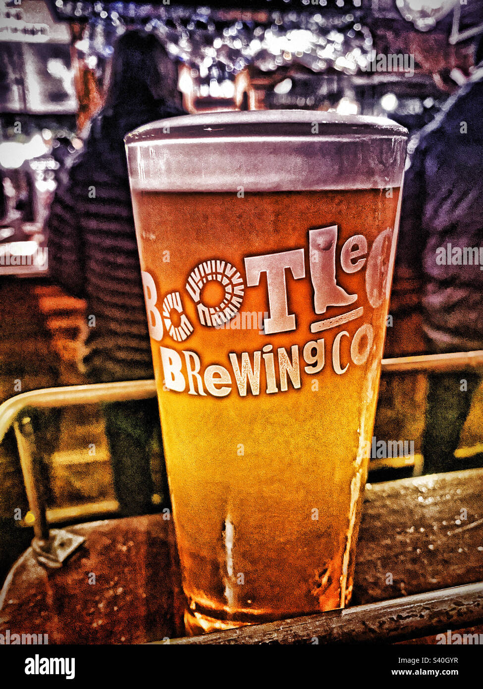 Bootle Brew in einem Glas - Smartphone-aufgenommenes Stockfoto