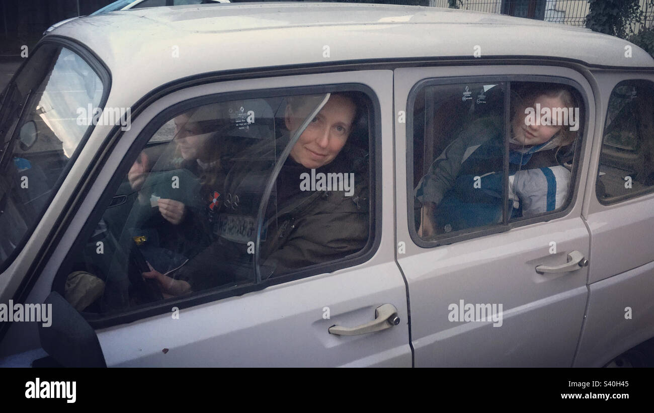 Retro-Vintage-Reise in einem klassischen Renault 4L. - Smartphone-aufgenommenes Stockfoto