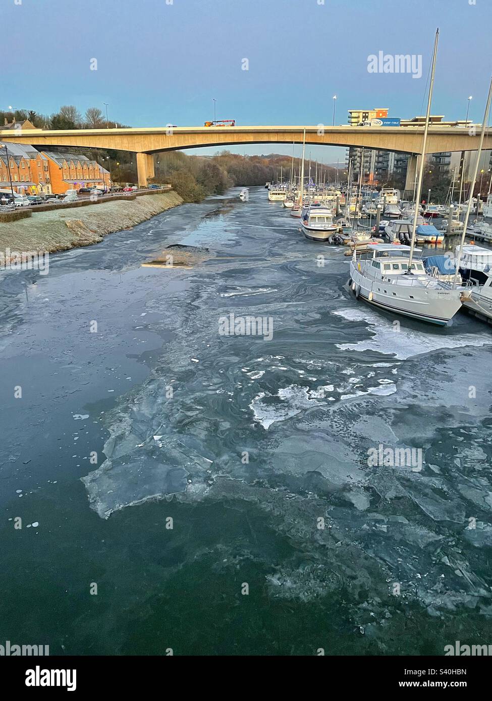 Frozen River Ely, Cardiff Marina, Südwales, Dezember 2022. Stockfoto