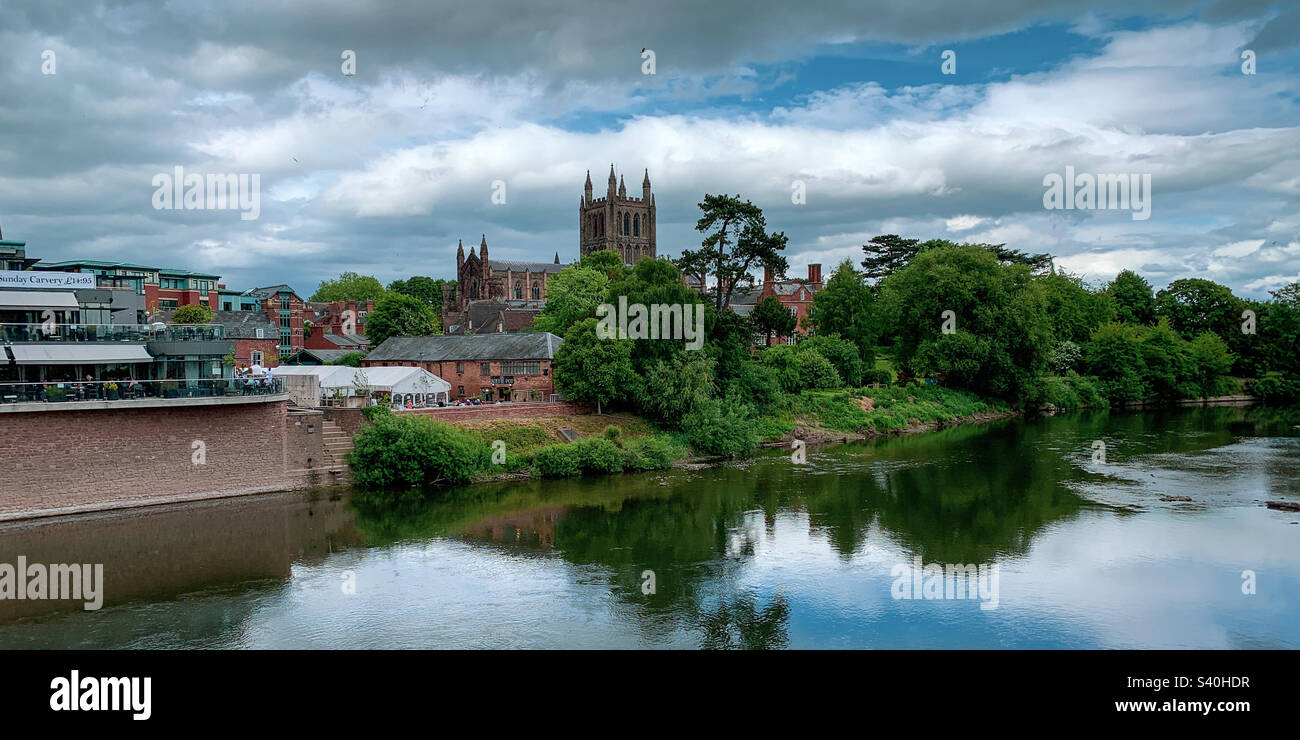 Blick über den Fluss Wye zur Hereford Cathedral an einem wunderschönen Frühlingstag in Hereford, Herefordshire, Großbritannien. - Smartphone-aufgenommenes Stockfoto
