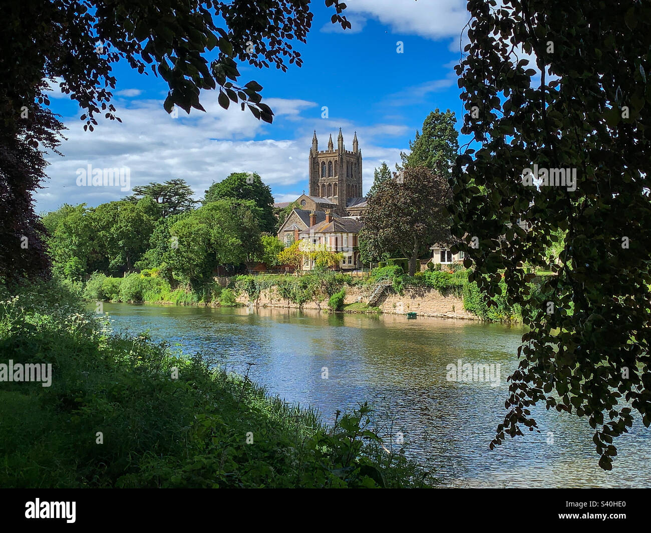 Blick über den Fluss Wye zur Hereford Cathedral an einem wunderschönen Frühlingstag in Hereford, Herefordshire, Großbritannien. - Smartphone-aufgenommenes Stockfoto