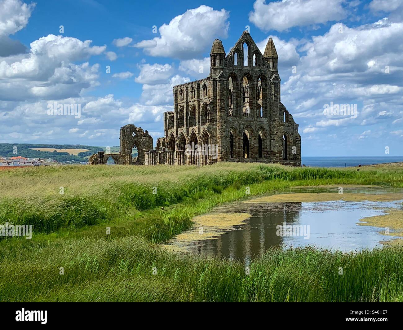 Whitby Abbey an einem wunderschönen Sommertag in Whitby, Yorkshire, Großbritannien - Smartphone-aufgenommenes Stockfoto
