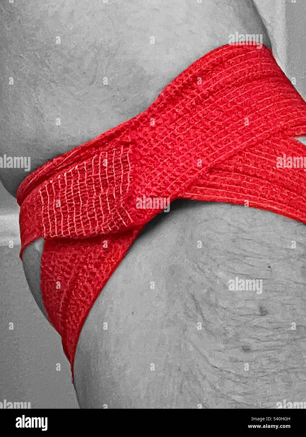 Der Arm eines älteren Mannes nach Blutspende für das amerikanische Rote Kreuz. Stockfoto