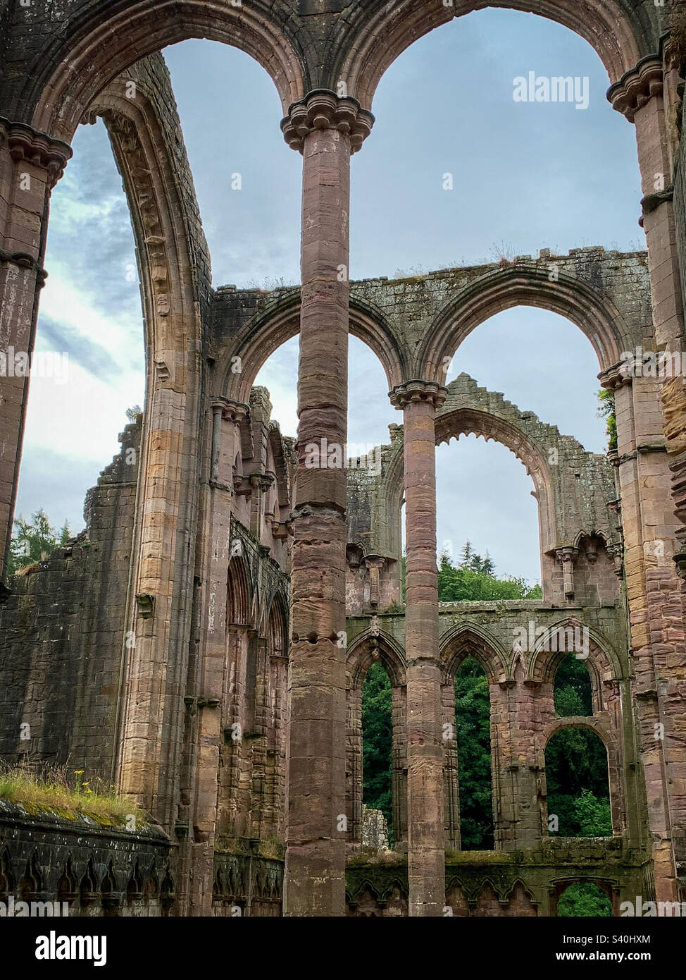 Imposante Steinsäulen in Fountains Abbey, Yorkshire, Großbritannien - Smartphone-aufgenommenes Stockfoto