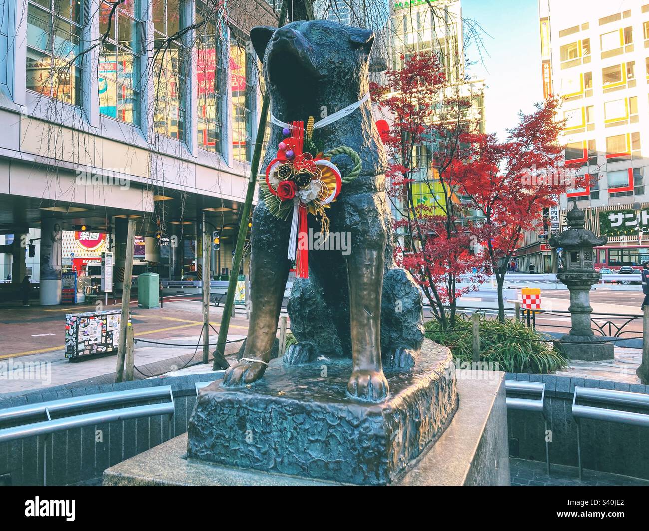 Die berühmte Statue von Hachiko, der treue Hund am Bahnhof Shibuya mit