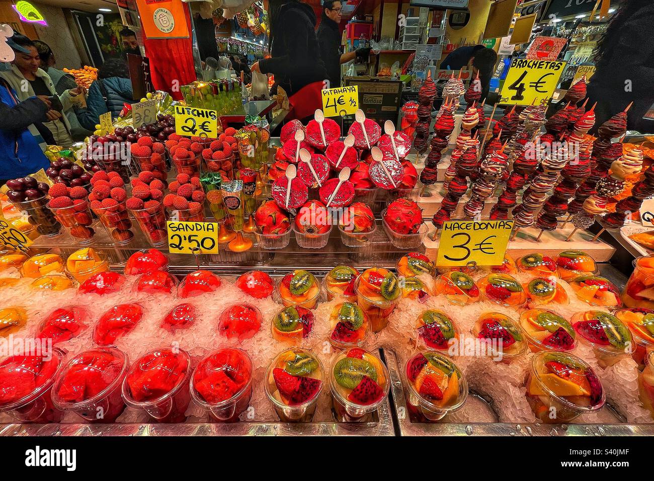 Boqueria Markt, La Rambla, Barcelona - Obst auf einem Marktstand farbenfrohe Ausstellung Stockfoto