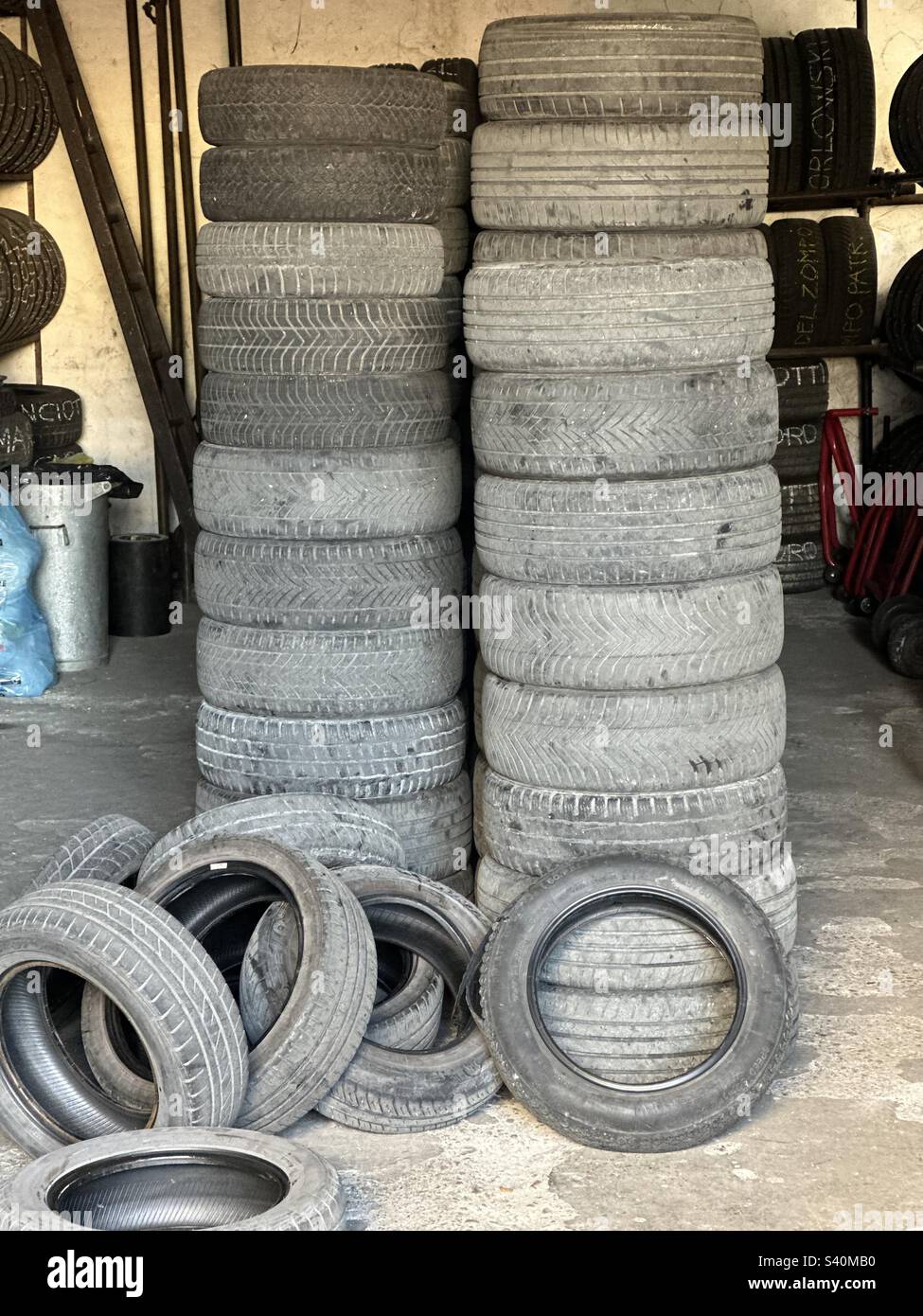 Gebrauchte Fahrzeugräder beim Reifenspezialisten Stockfoto