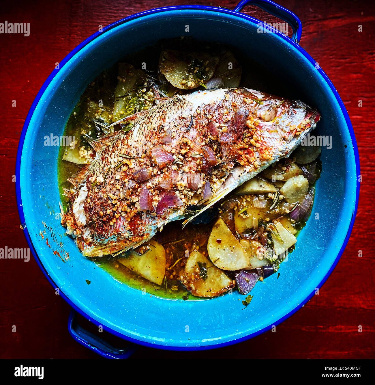 Ein roter Fisch mit Kartoffeln in Mexiko. Stockfoto