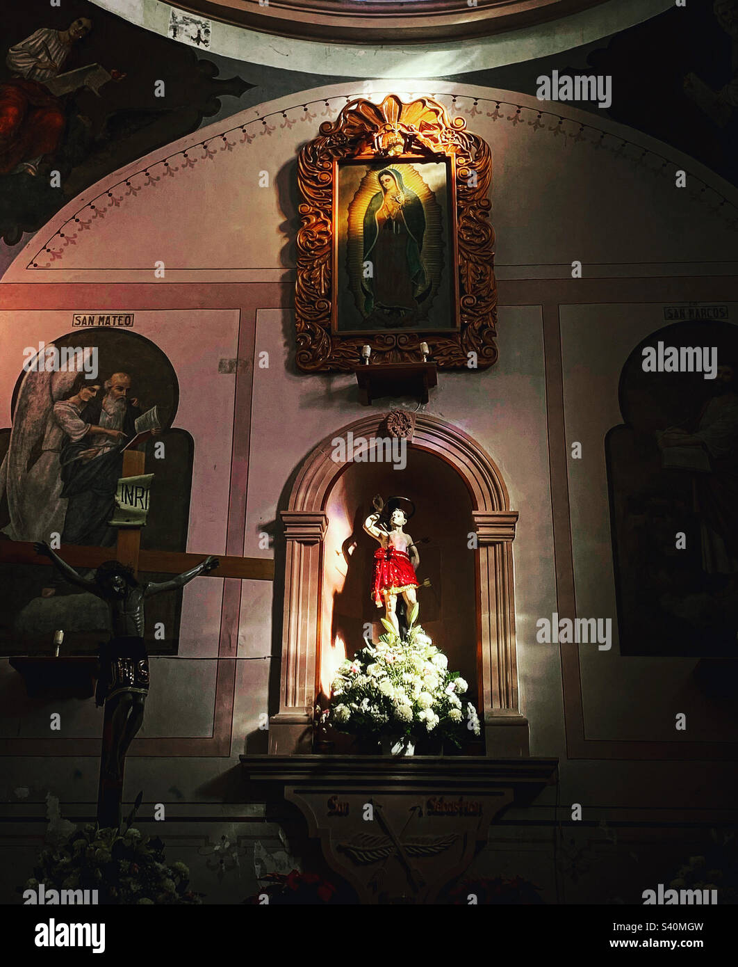 Saint Sebastian und Our Lady of Guadalupe in der Kirche San Sebastian Bernal in Queretaro, Mexiko. - Smartphone-aufgenommenes Stockfoto