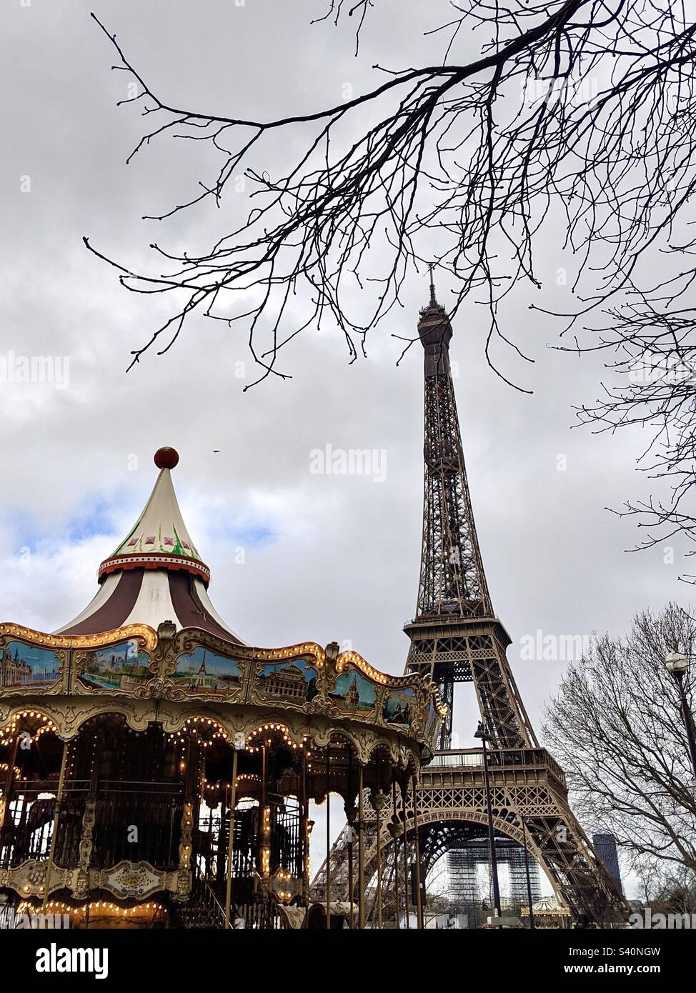 Karussell auf dem Weg zum Eiffelturm in Paris, Frankreich Stockfoto
