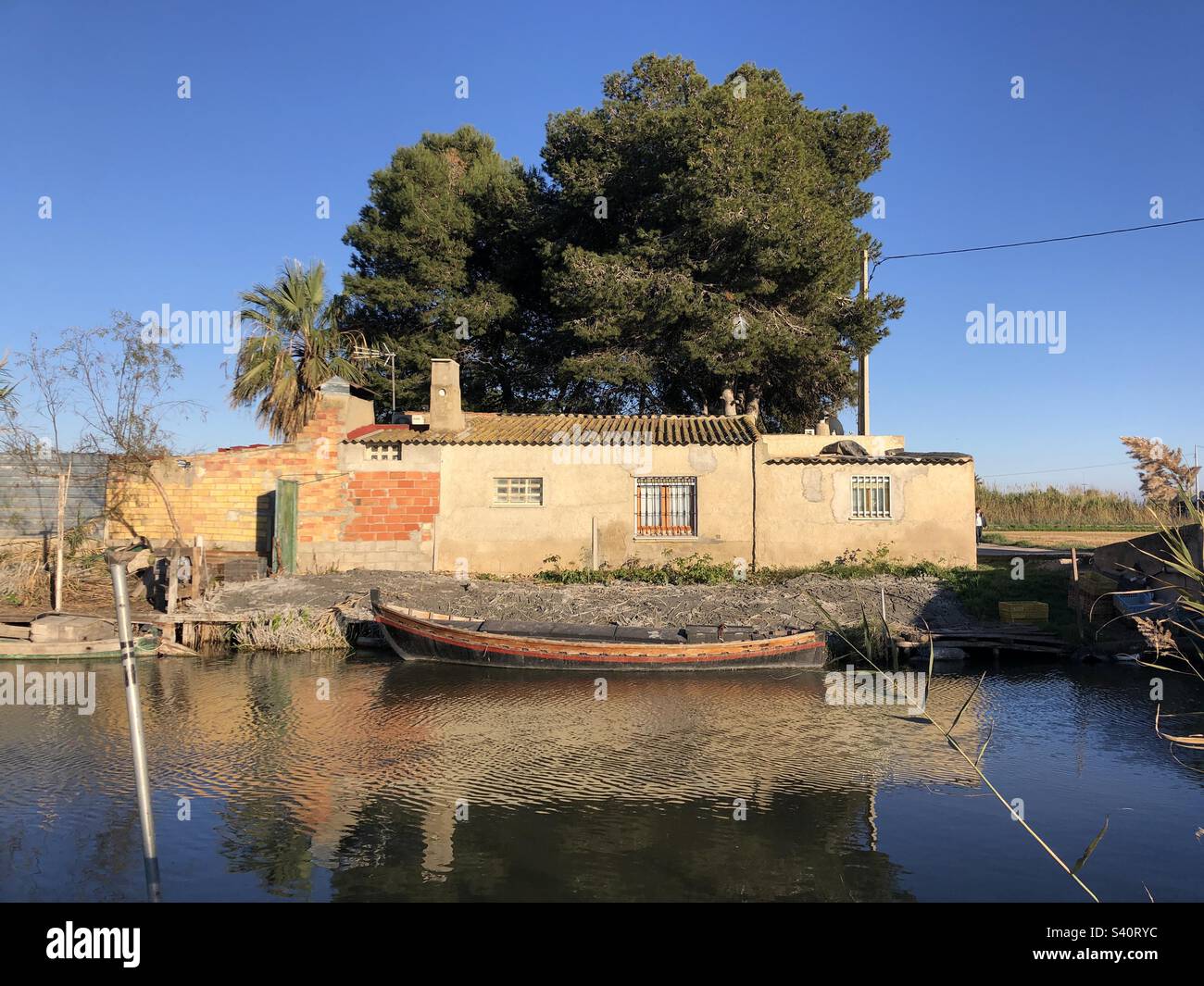 Ein Haus und ein Fischerboot in Sueca Valencia Spanien - Smartphone-aufgenommenes Stockfoto