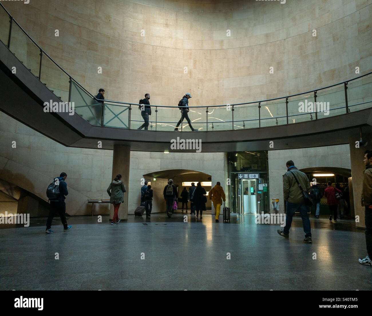 Gare saint lazare Paris Bahnhof Leute, die kommen und gehen, nehmen das