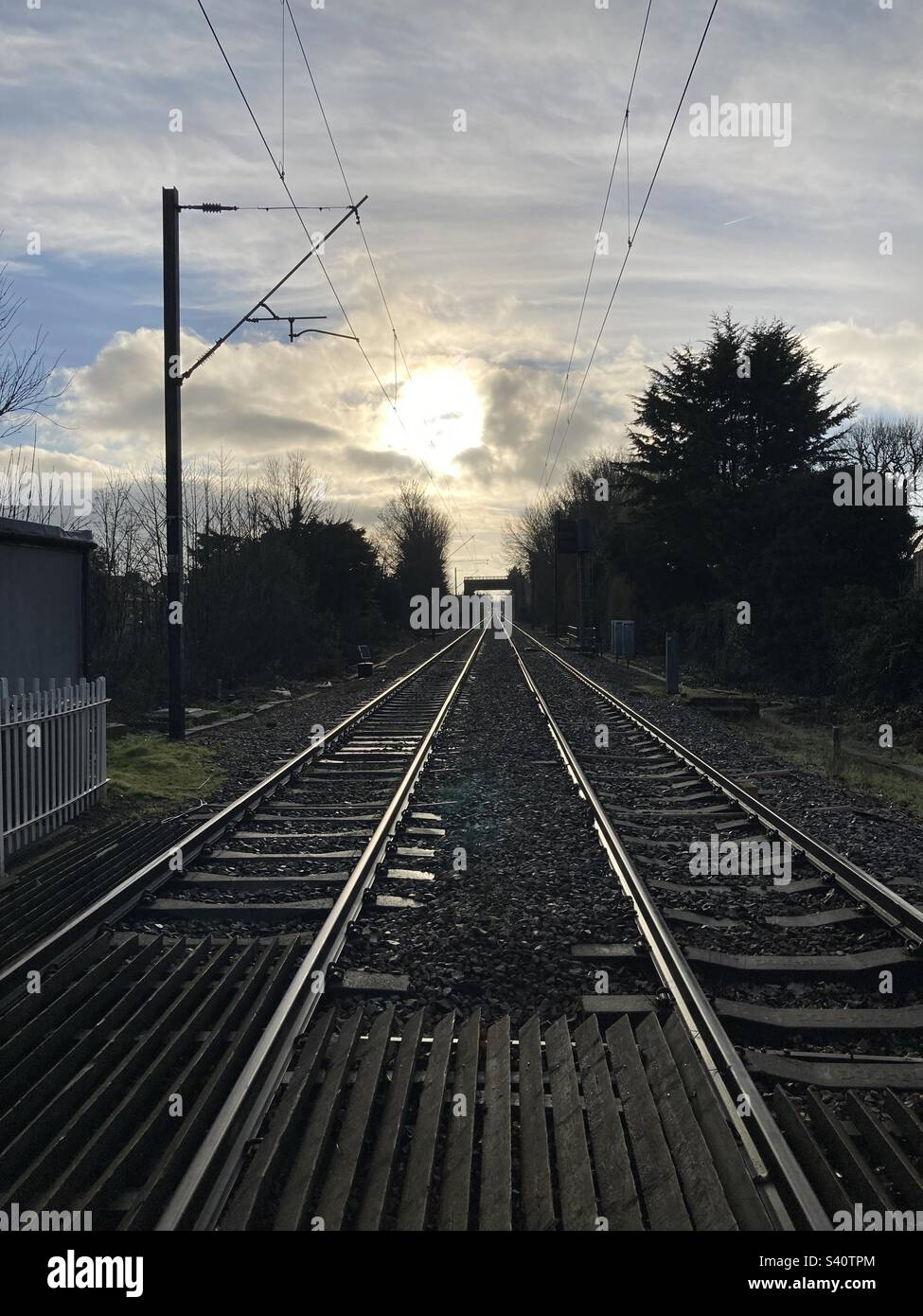 Dunkler und heller Bahnhofshorizont Stockfoto