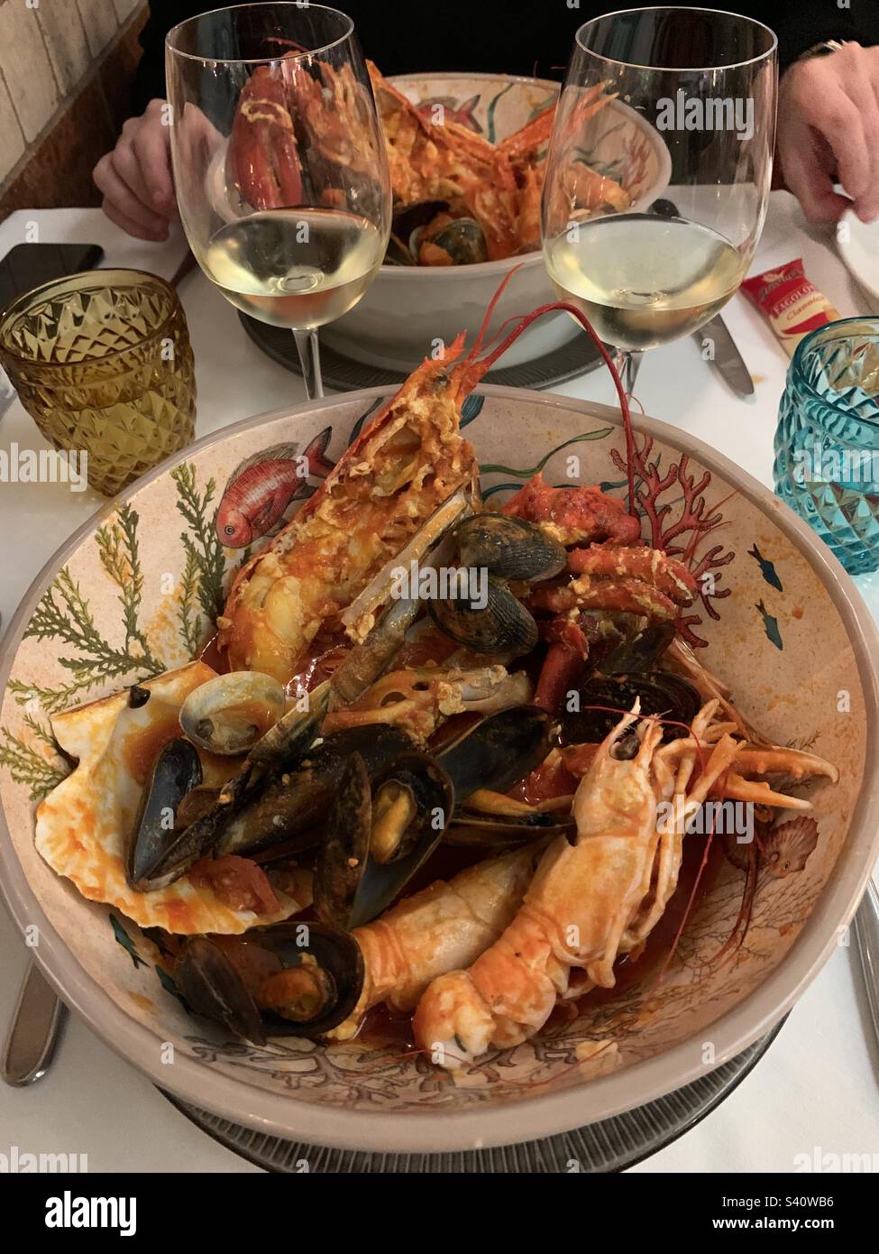 Lebensmittelfotografie; Gericht; Meeresfrüchte; Lebensmittelfotografie; High-End-Küche; Gourmet; köstlich; Draufsicht; Essen; Restaurant; Mailand, Italien Stockfoto
