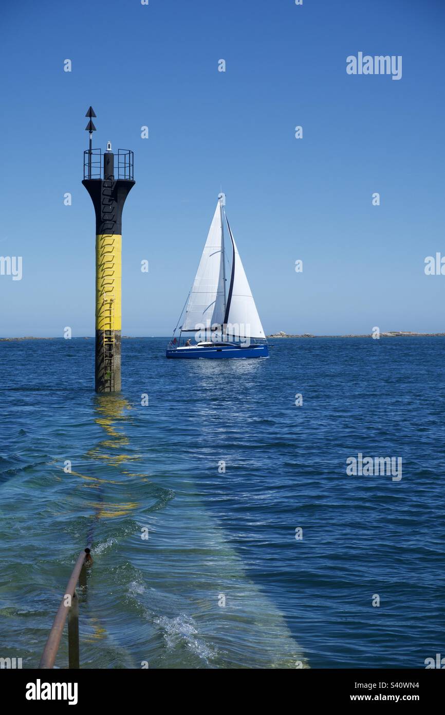 Segelboot, das an der nördlichen Kardinal Mark, Roscoff, Bretagne, Frankreich vorbeisegelt Stockfoto