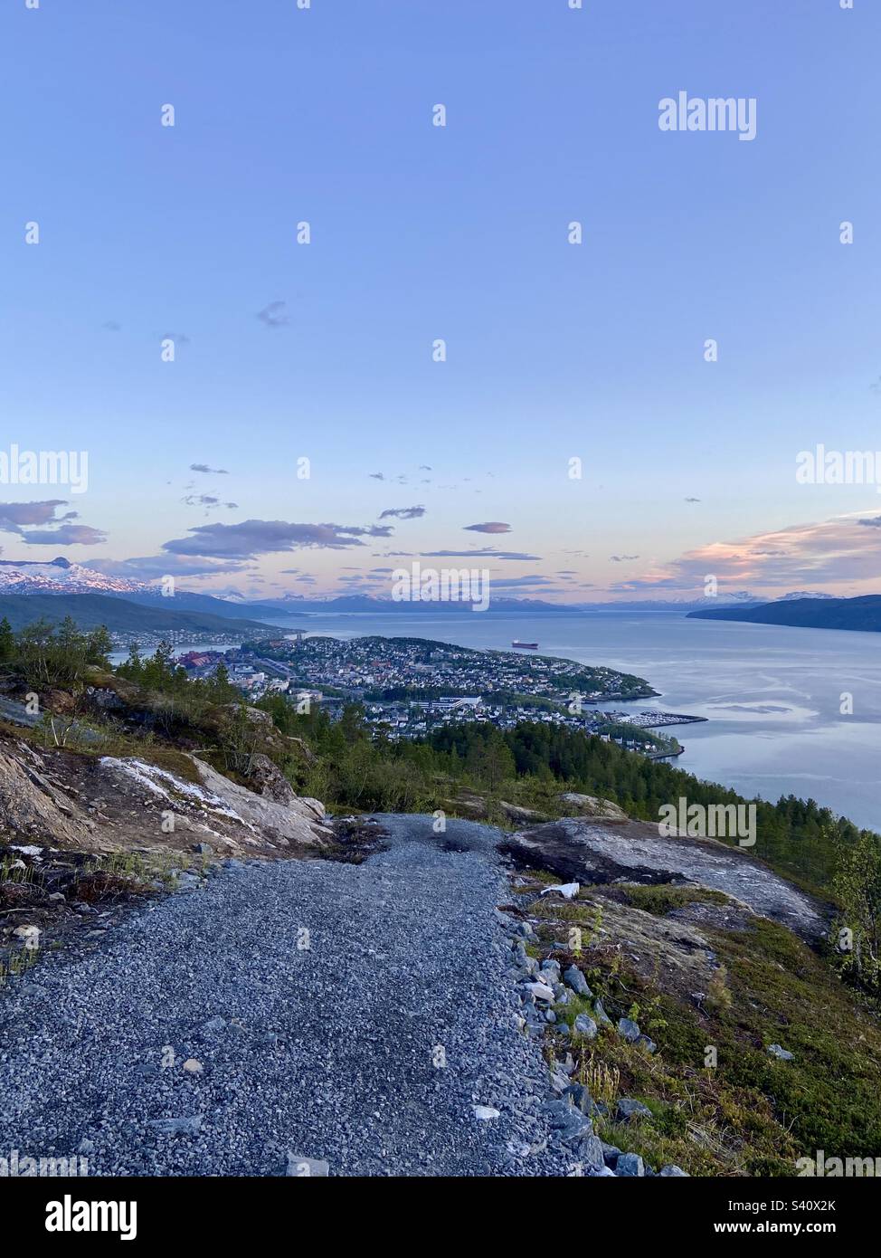 Wanderung zurück zum Narvik, Norwegen mitten in der Nacht im Juni 2022. Die Sonne geht noch auf, aber hinter den Bergen. - Smartphone-aufgenommenes Stockfoto