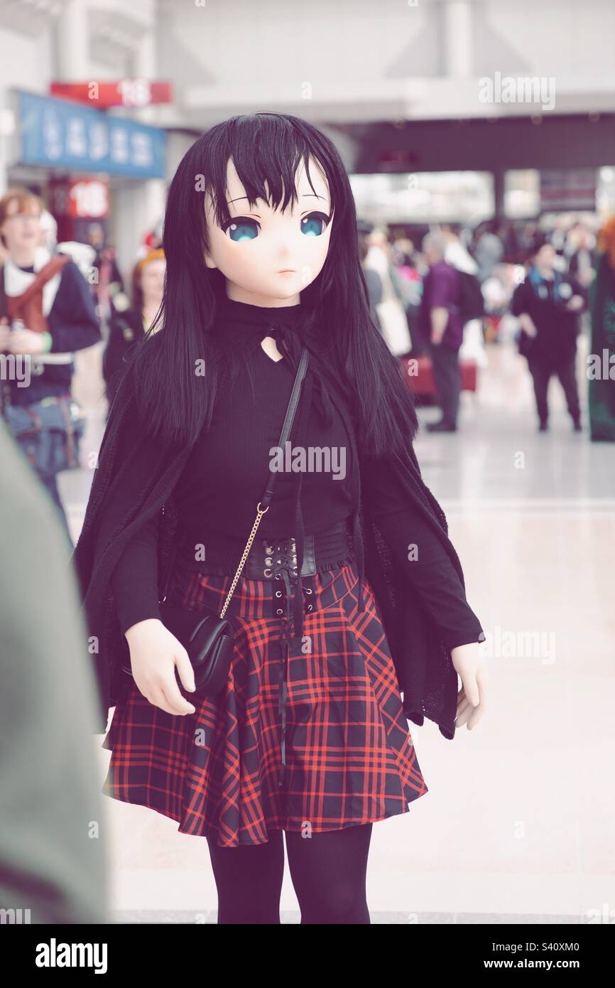 Sprechende Cosplay-Puppe aus dem echten Leben - Smartphone-aufgenommenes Stockfoto Sprechende Cosplay-Puppe aus dem echten Leben - Smartphone-aufgenommenes Stockfoto