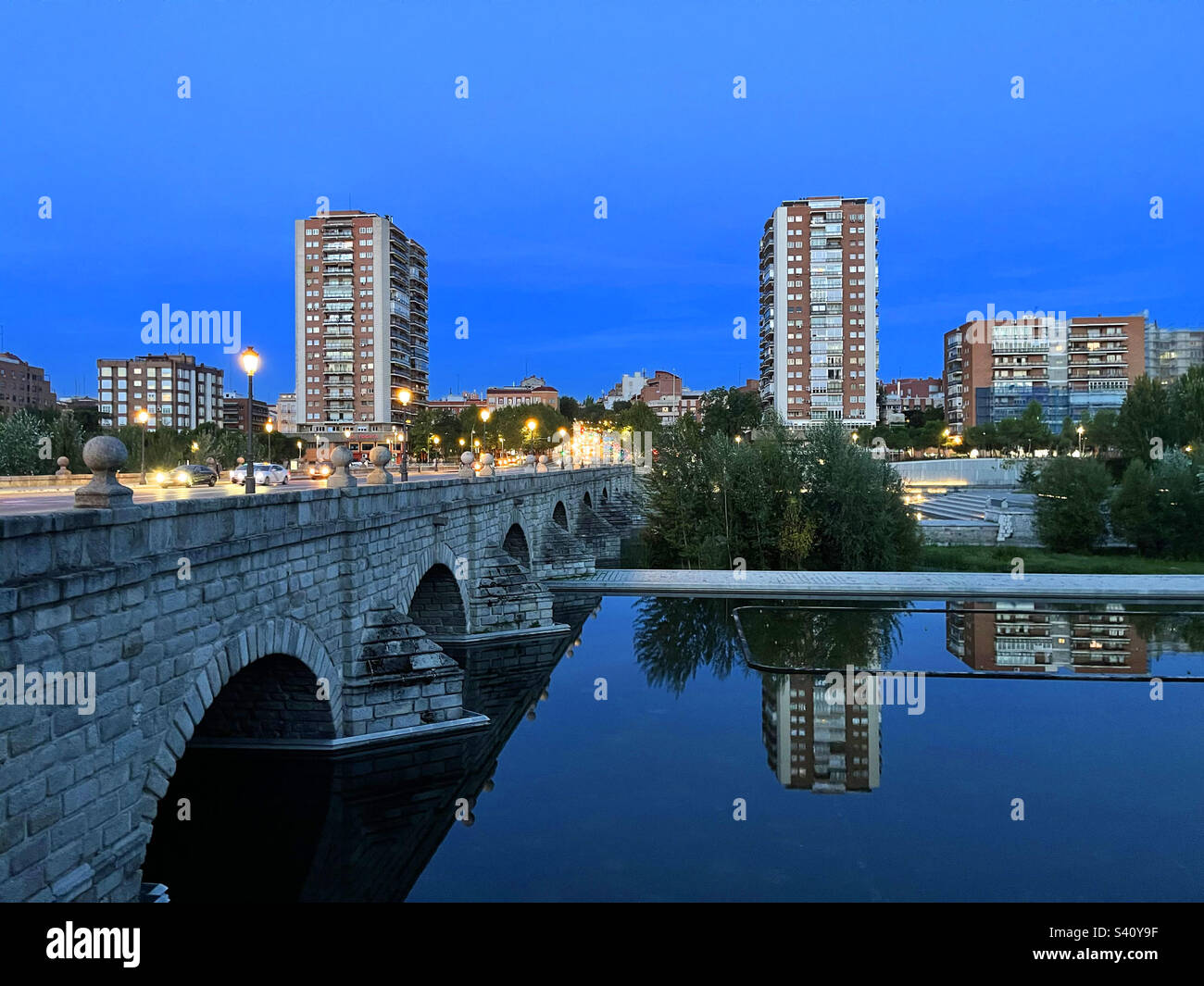 Segovia-Brücke und Fluss Mnzanares, Nachtblick. Madrid, Spanien. Stockfoto