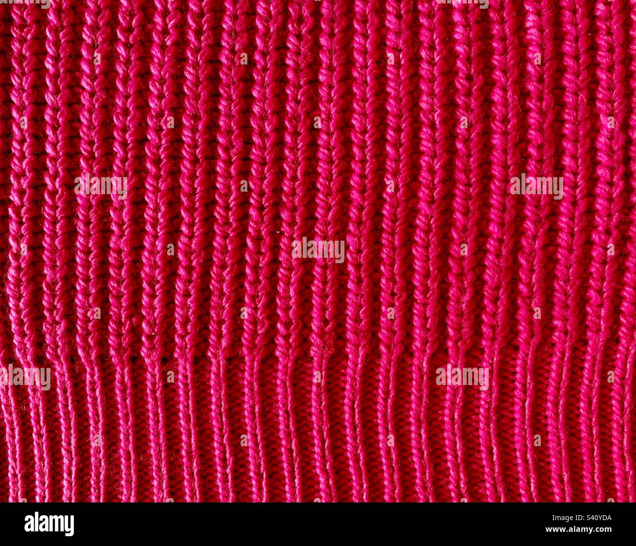 Viva-Magenta-Hintergrund vertikaler Stricklinien Stockfoto