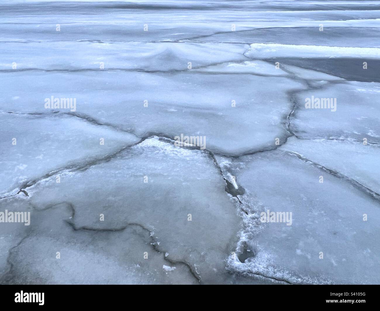 Eisschollen zerbrochenes Eis auf der Ostseeoberfläche in der Dämmerung Stockfoto