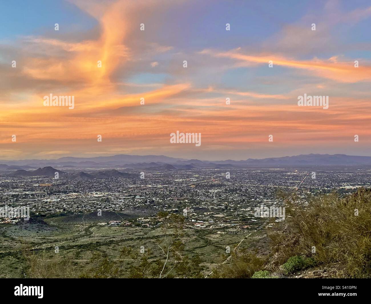 Wenn man den Sonnenuntergang hinuntergeht, kreuzen goldene Wolken den türkisfarbenen Himmel, zwei Bit Peak Panorama, 40. Street Wanderweg, Phoenix Mountain Preserve, Arizona Stockfoto