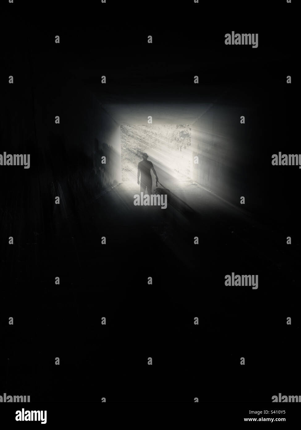 Ein Mann stand am Ende eines Tunnels mit einem Unschärfefilter Stockfoto