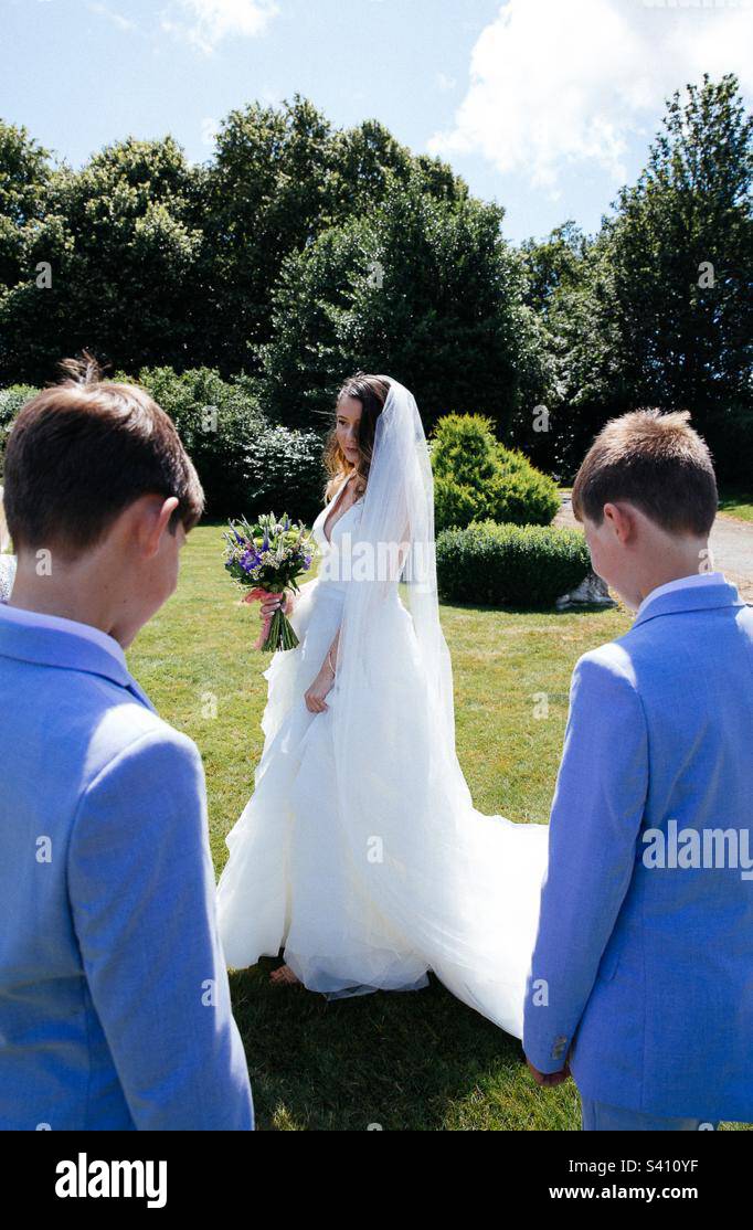 Hochzeit die Braut, die von den beiden Page Boys eingerahmt wurde Stockfoto