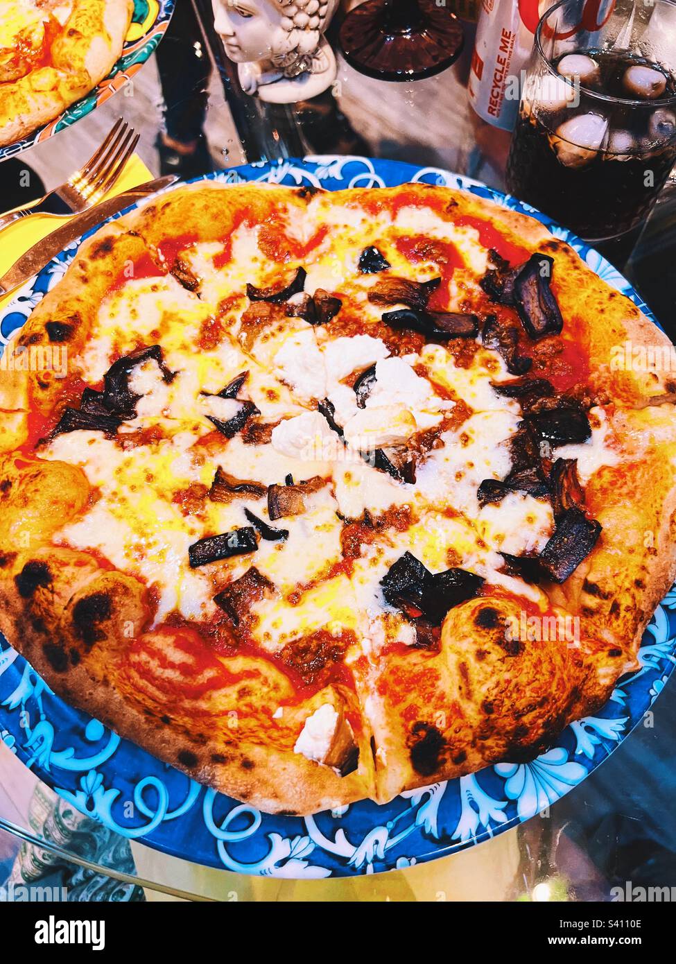 Pizza auf einem blauen Teller Stockfoto