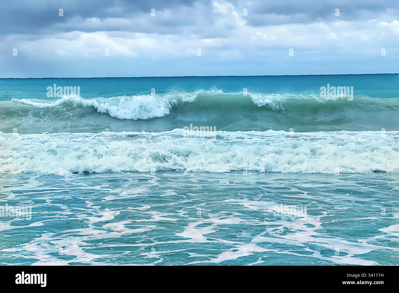 Karibische Wellen kommen. Mayan Riviera, Yucatan Península, Mexiko Stockfoto