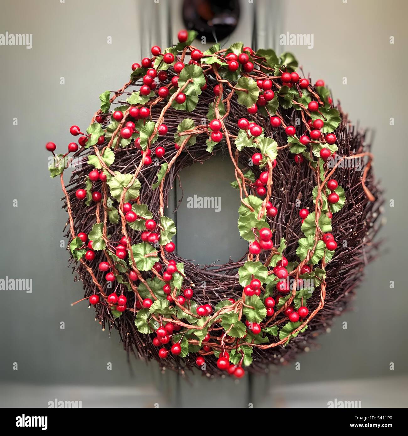 Ein Weihnachtskranz, der an einer Tür hängt. Stockfoto