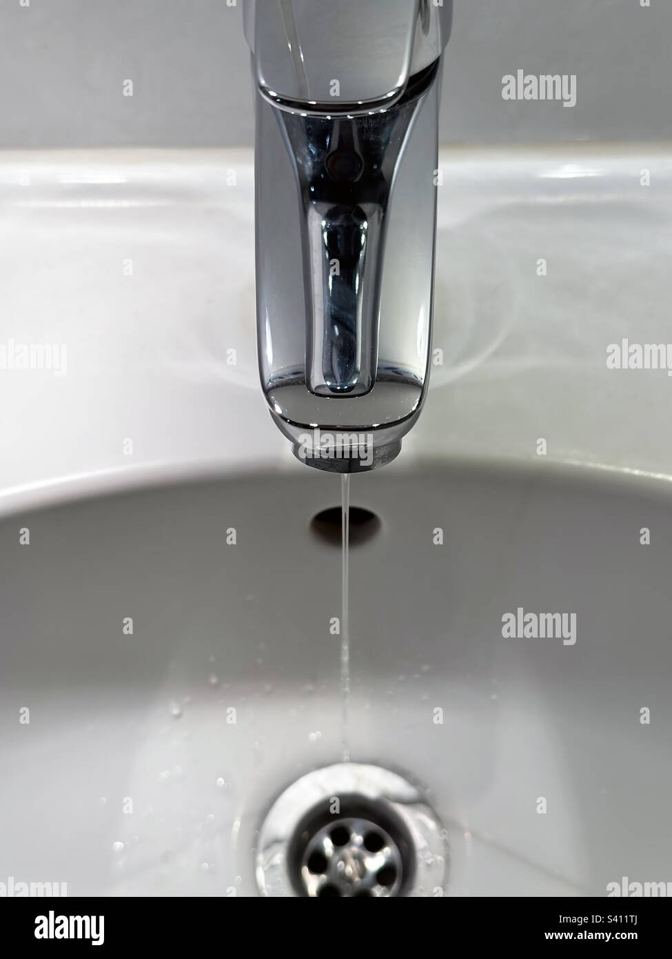 Offener Wasserhahn im Badezimmer Stockfoto
