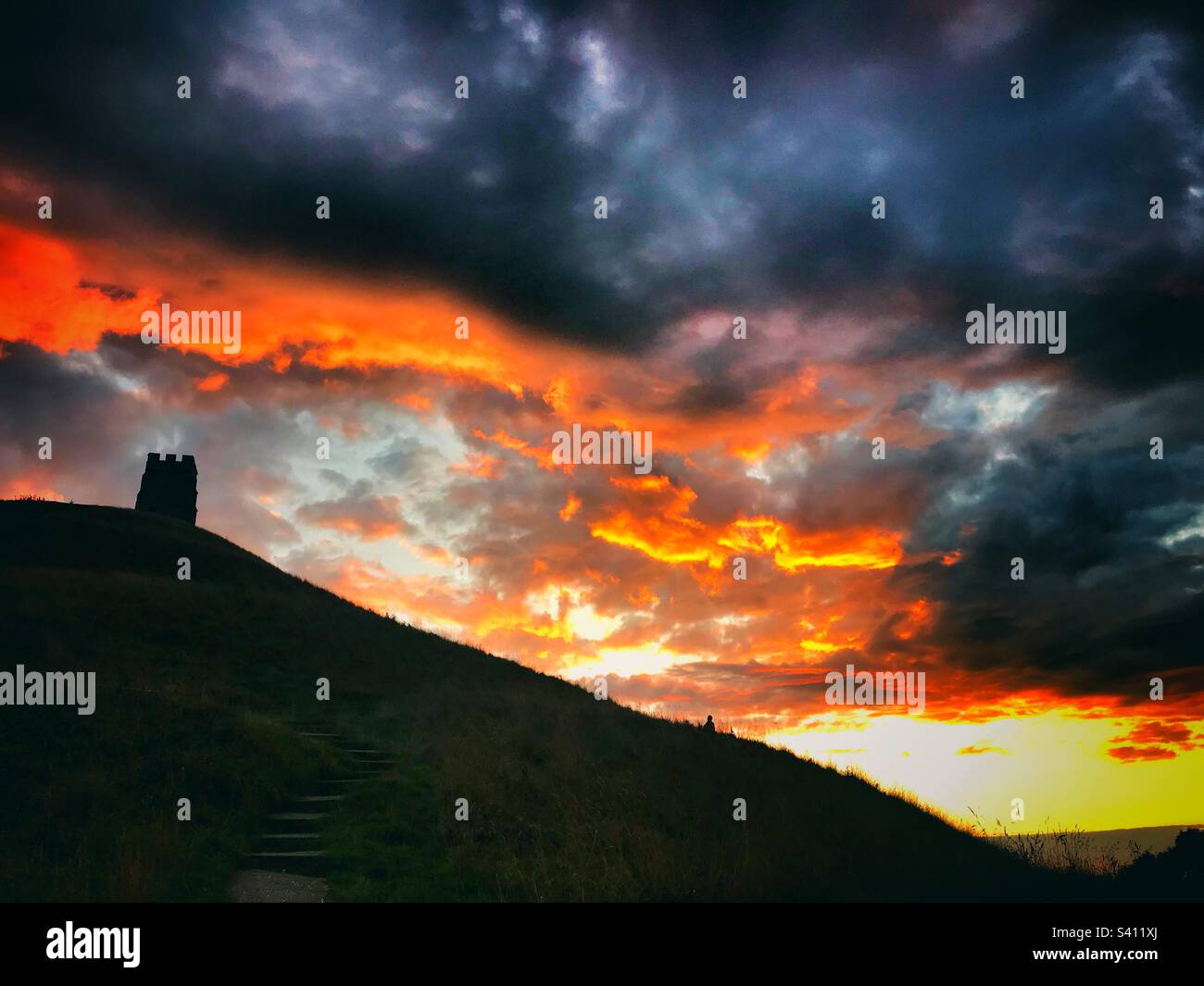 Wilder Sonnenuntergang über dem Glastonbury Tor. - Smartphone-aufgenommenes Stockfoto