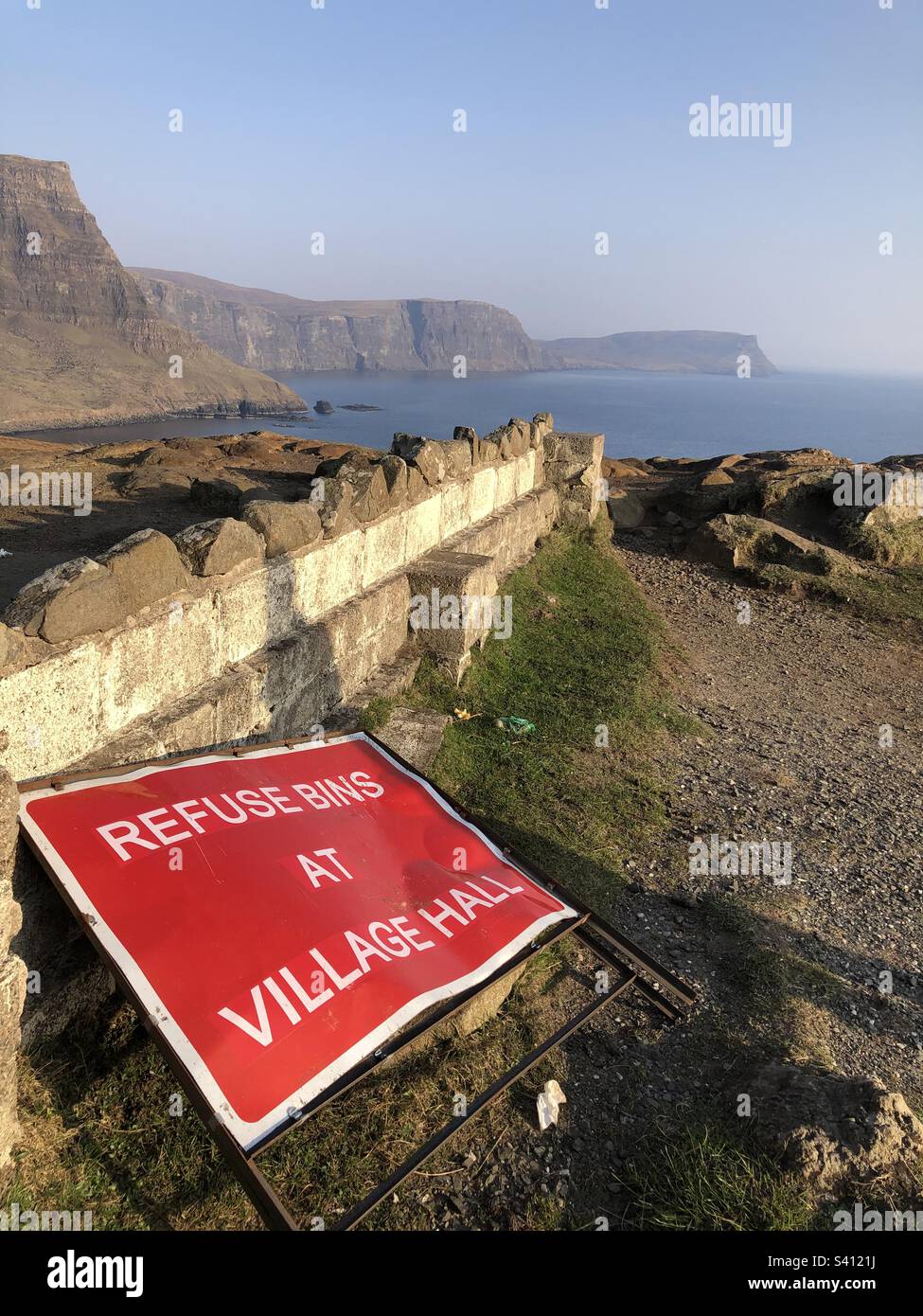 Probleme mit Übertourismus - Mülltonnen Schild am Neist Point, Isle of Skye, Schottland Stockfoto