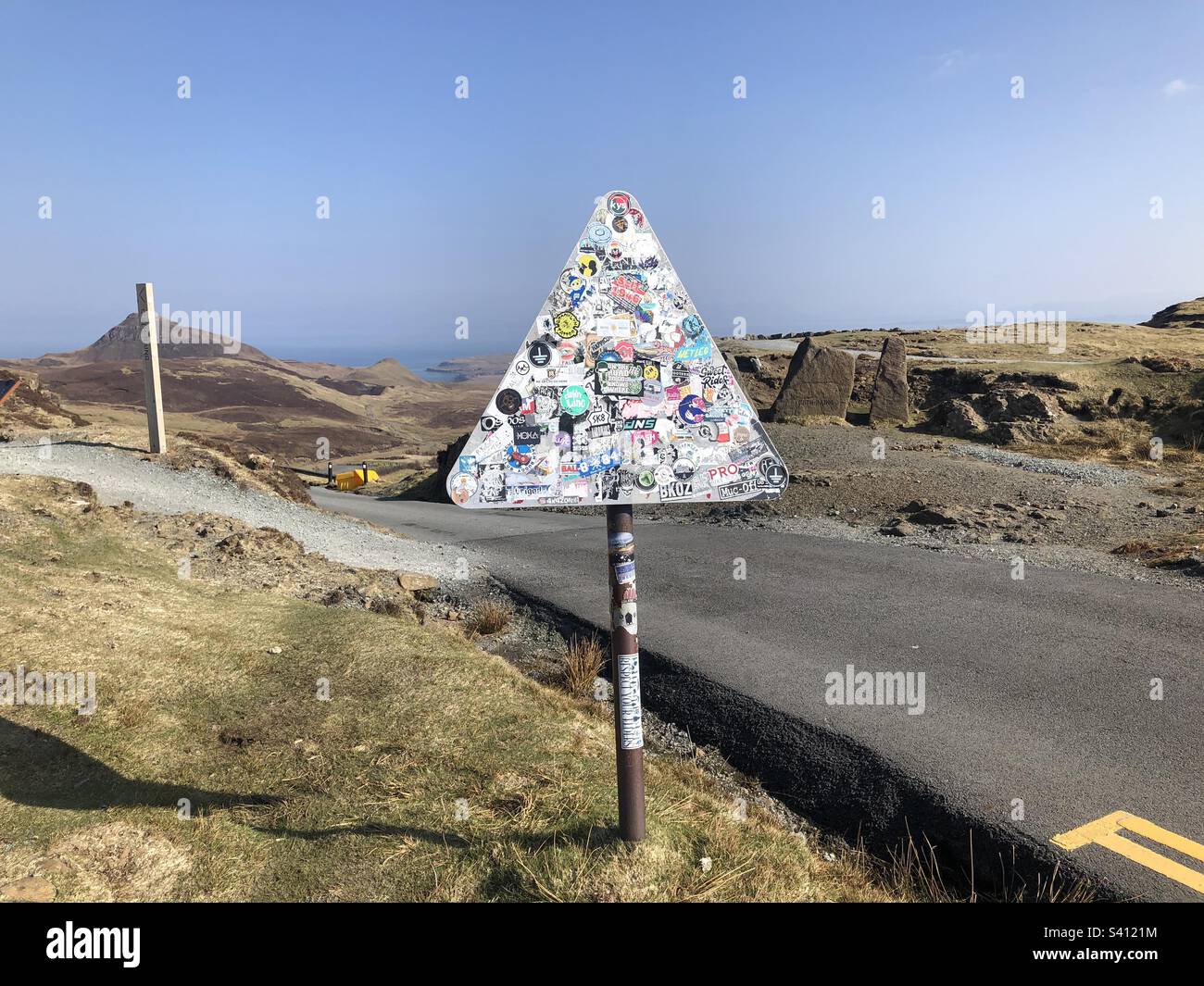 Probleme mit Übertourismus - Verkehrszeichen mit Aufklebern auf der Quiraing, Isle of Skye, Schottland Stockfoto